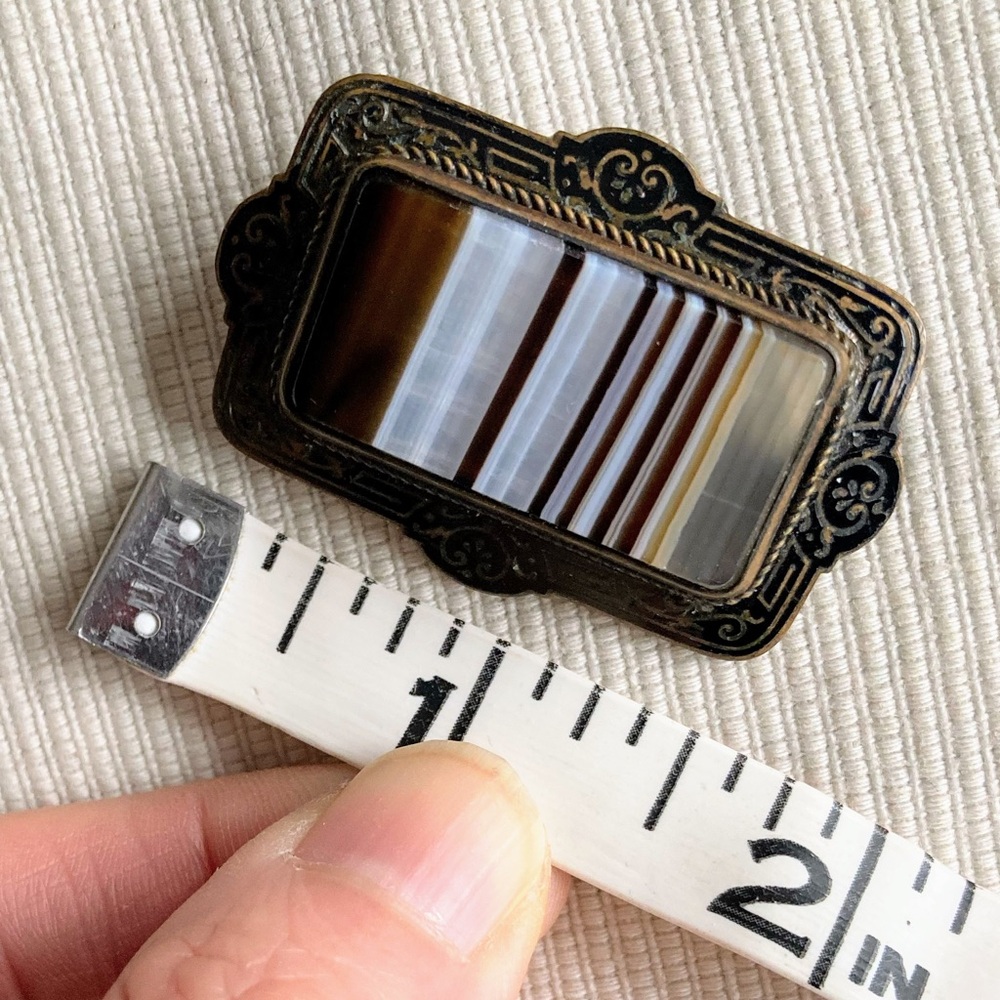 Antique Victorian Biedermeier Brooch with Striped Agate and Meander Pattern - Picture 15 of 16